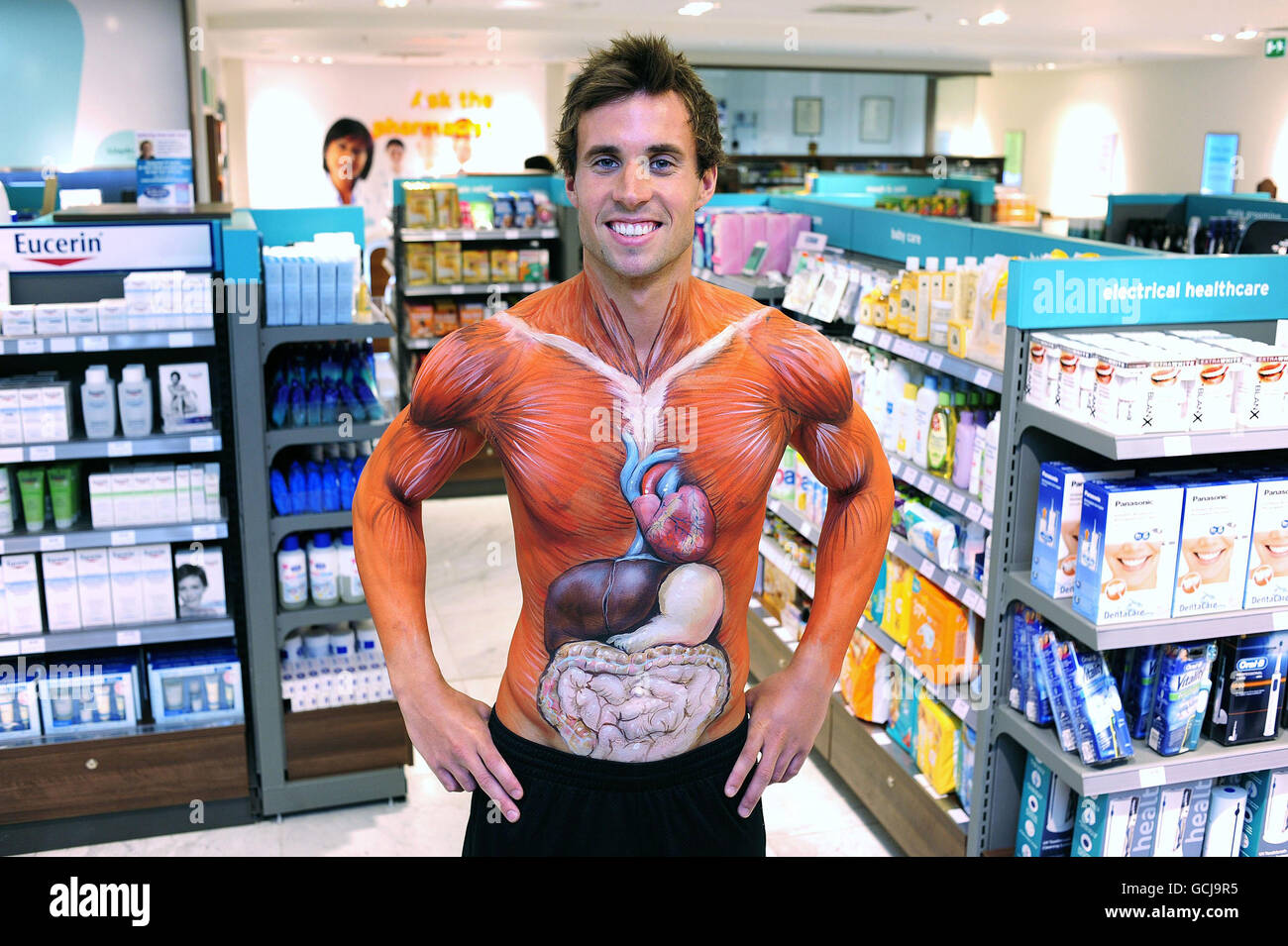 Le modèle Charlie Turner avec son corps peint pour illustrer les organes vitaux lors du lancement de la campagne de santé cardiaque de Lloydsprharmacy, libérer la pression, à la concession Lloydsprharmacy à Selfridges, dans le centre de Londres. Banque D'Images