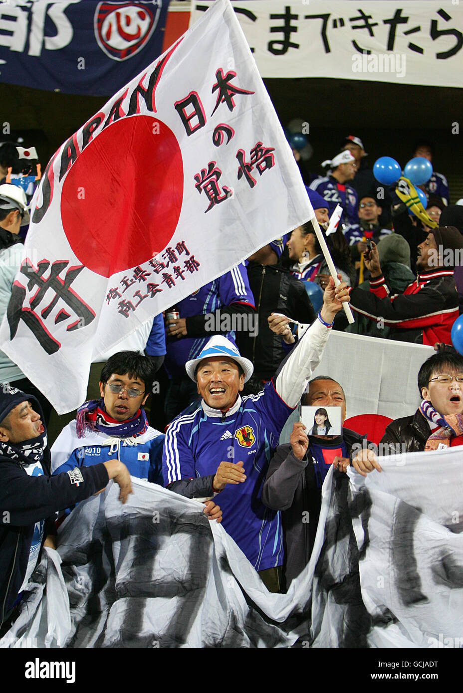 Football - coupe du monde de la FIFA 2010 Afrique du Sud - Groupe E - Danemark / Japon - Stade Royal Bafokeng. Les fans japonais montrent leur soutien dans les tribunes Banque D'Images