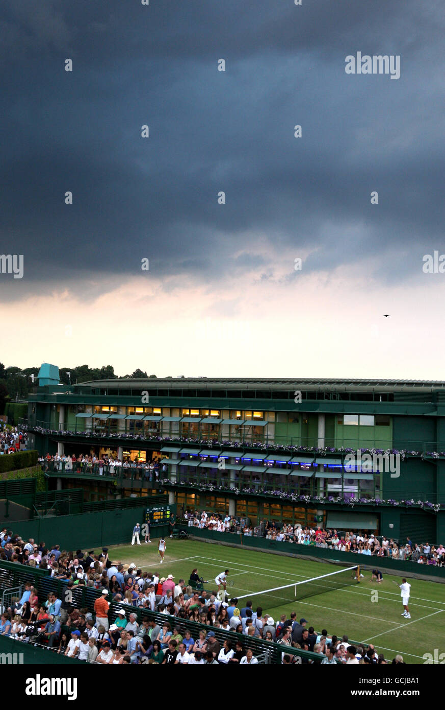 Survolez Wimbledon avec un ciel étoilé lors du double match mixte entre les deux Julian Knowle en Autriche, Yaroslava Shvedova au Kazakhstan et le jumelage de l'Allemagne De Philipp Marx et Andrea Petkovic Banque D'Images