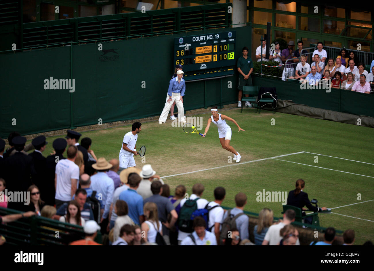 Yaroslava Shvedova (r) du Kazakhstan et Julian (Autriche), un partenaire mixte de doubles Knowle en action contre le jumelage de Philipp Marx et de l'Allemagne Andrea Petkovic Banque D'Images