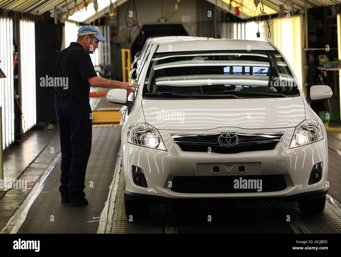Une voiture Toyota Auris Hybrid Synergy Drive (HSD) fait l'objet d'une inspection finale lorsqu'elle est dévoilée à l'usine de Burnaston près de Derby.Il s'agit du premier véhicule hybride complet produit en Europe. Banque D'Images