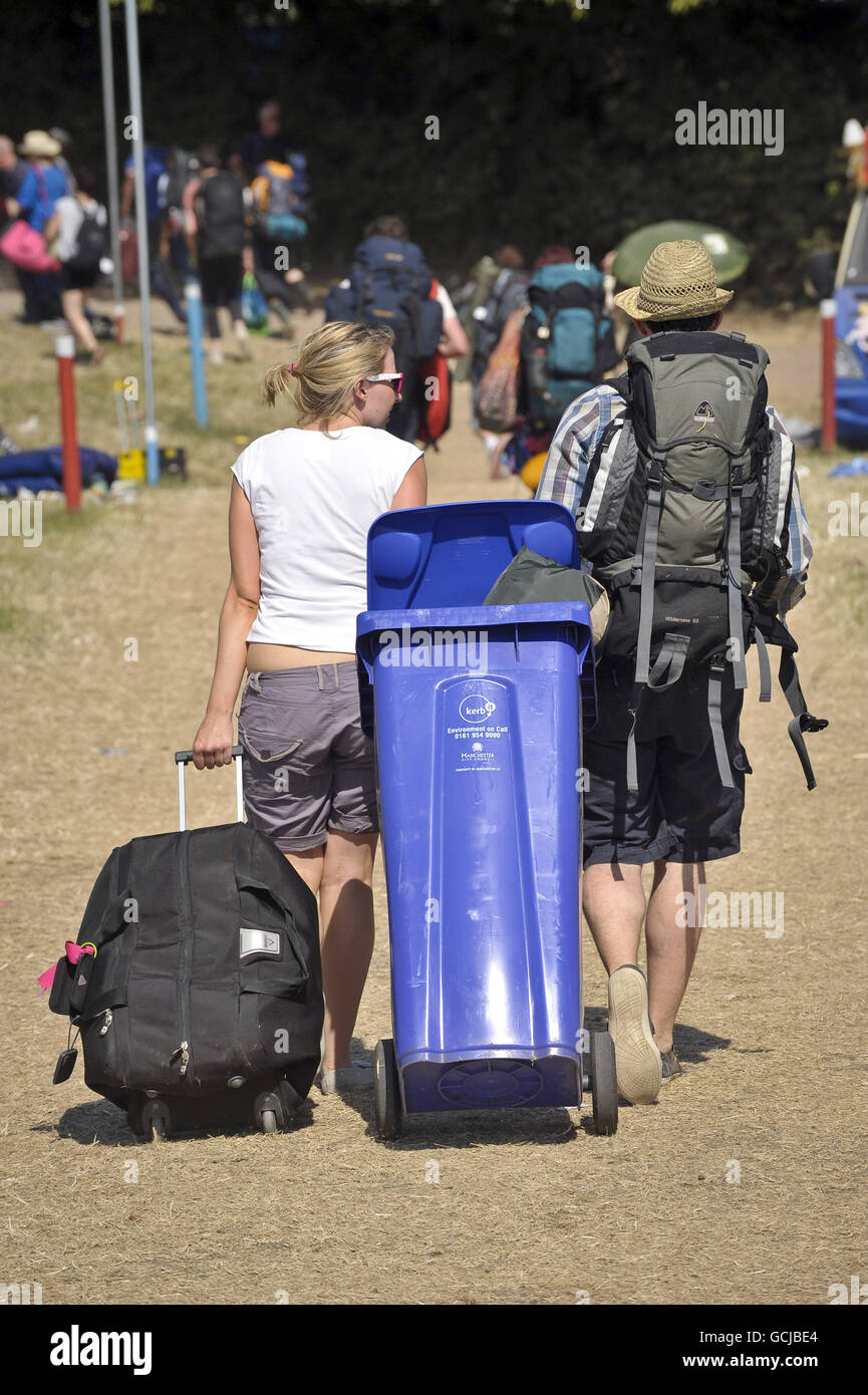 Les amateurs de festival quittent le site du Glastonbury Festival à la ferme digne, Somerset, en transportant leurs bagages dans une poubelle à roulettes. APPUYEZ SUR ASSOCIATION photo. Date de la photo: Lundi 28 juin 2010. Le crédit photo devrait se lire : Ben Birchall/PA Wire Banque D'Images