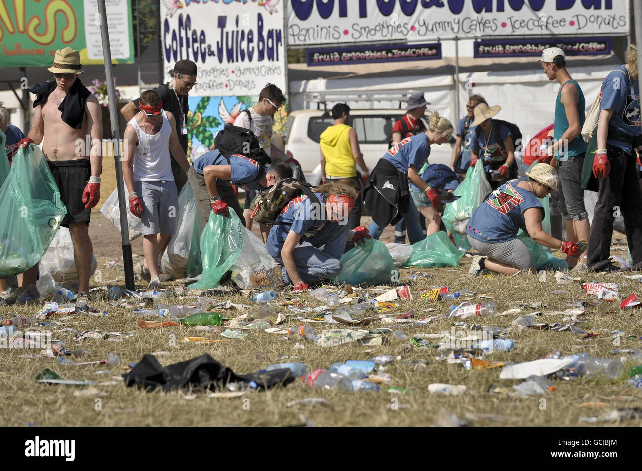 Les employés ramassent les déchets alors que l'opération de nettoyage commence après le festival Glastonbury à la ferme de la ville, Somerset. Banque D'Images