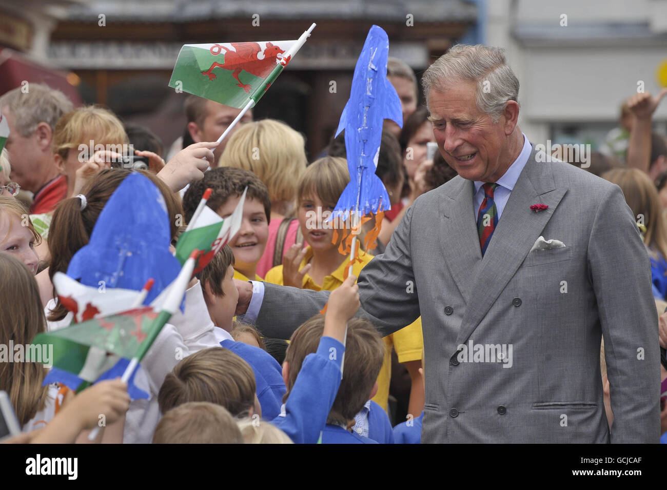 Le prince de Galles et la duchesse de Cornouailles (non photographiés) ont accueilli des foules qui bordent les rues de Tenby pour une partie de la visite estivale annuelle du prince au pays de Galles. Banque D'Images