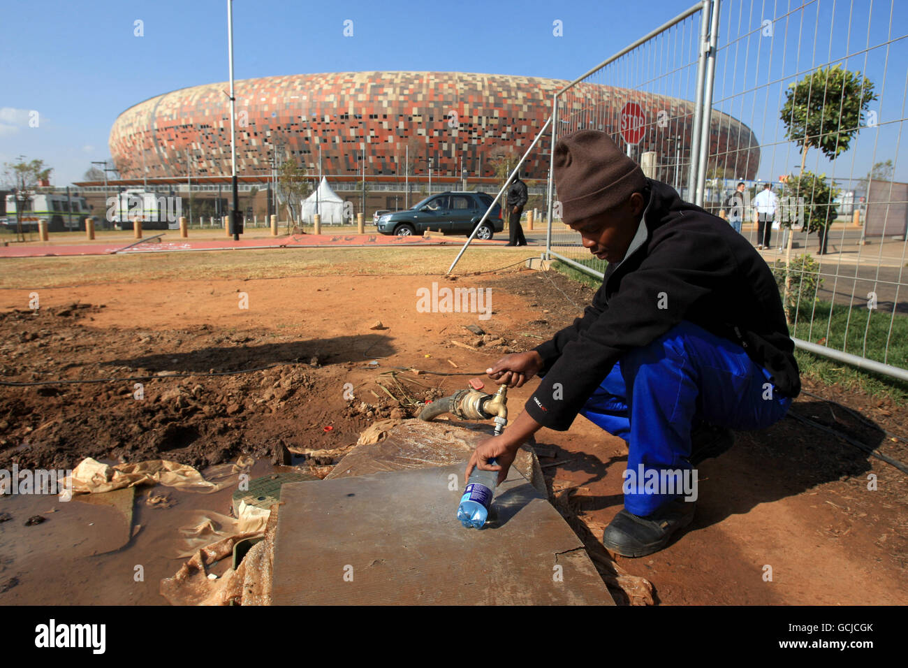 Les travaux de nettoyage se poursuivent au stade de Soccer City, à Johannesburg, la veille de la cérémonie d'ouverture Banque D'Images