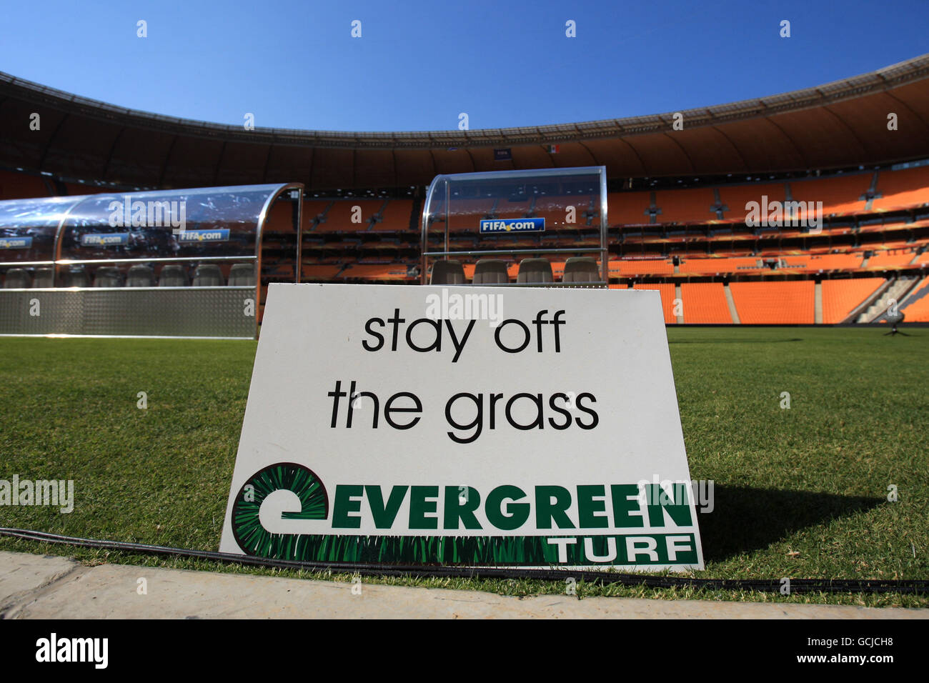 Football - coupe du monde de la FIFA 2010 Afrique du Sud - Soccer City - Johannesburg.Un séjour hors de l'herbe panneau sur le terrain de football City Banque D'Images