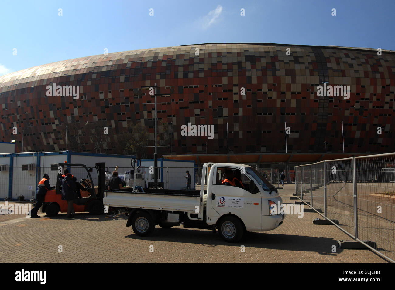 Les travaux de nettoyage se poursuivent au stade de Soccer City, à Johannesburg, la veille de la cérémonie d'ouverture Banque D'Images