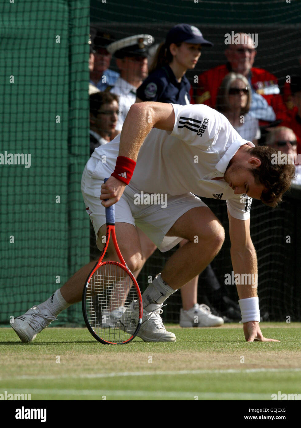 Andy Murray, de la Grande-Bretagne, se prend au sol lors de son match contre JO-Wilfried Tsonga, en France, lors du neuvième jour des championnats de Wimbledon 2010 au All England Lawn tennis Club, à Wimbledon. Banque D'Images