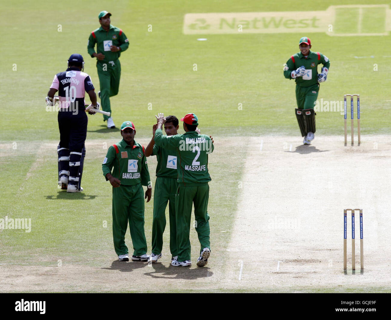 Bangladesh célébrez le cricket de Jackson Thompson (à gauche) pris Tamim Iqbal Bowled Shafiul Islam (quatrième à gauche) lors du match One Day Tour à Lord's, Londres. Banque D'Images