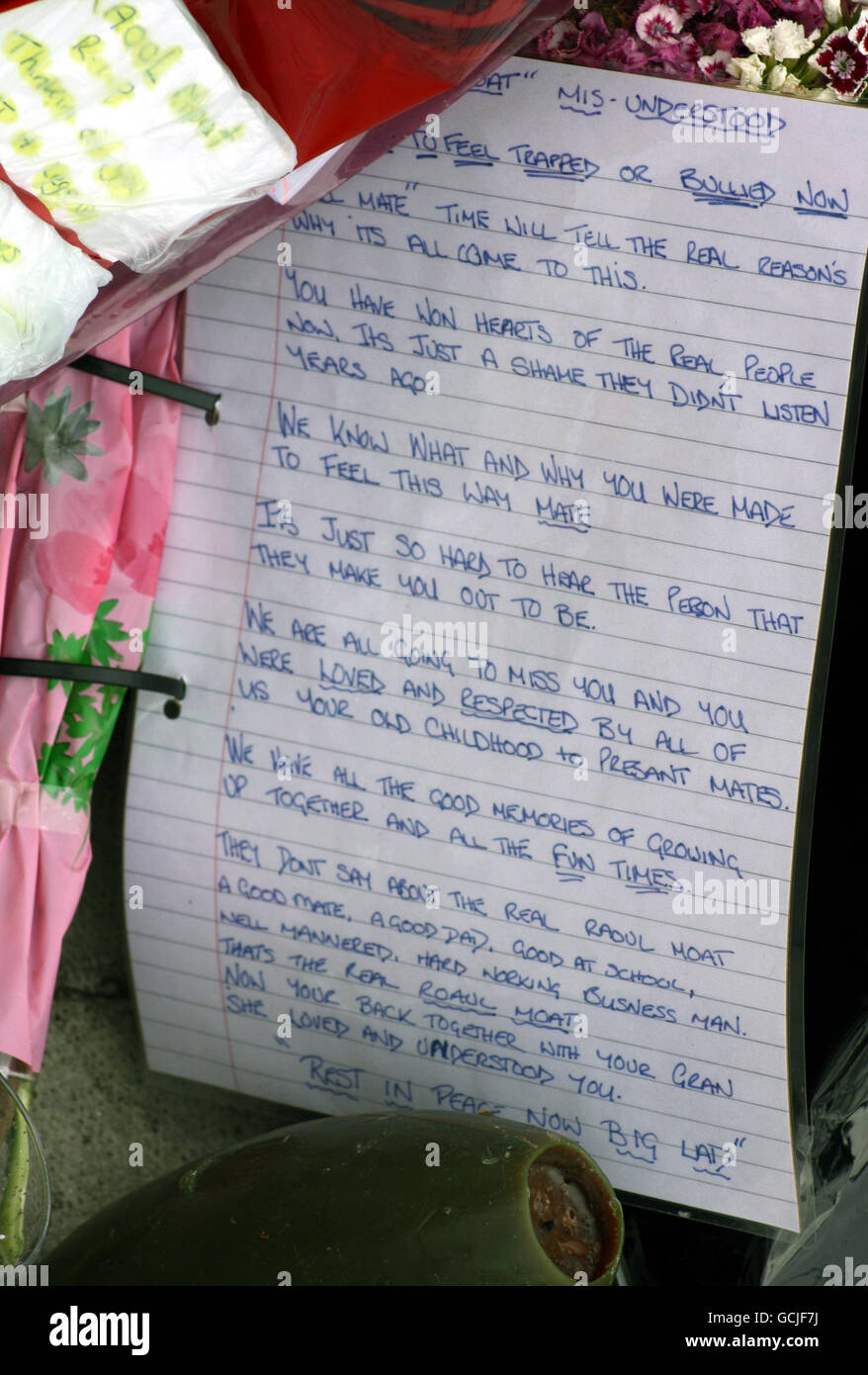 Une vue rapprochée d'une lettre laissée avec des hommages à l'extérieur de la maison où Raoul Moat a vécu à Fenham, Newcastle upon Tyne. La mouette a pris sa propre vie pendant six heures de marche avec la police à Rothbury vendredi. Banque D'Images