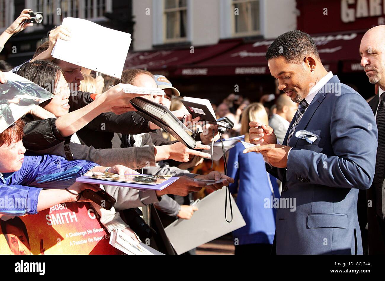 Will Smith signe des autographes pour les fans lors de son arrivée pour la première Gala britannique du Karate Kid, à l'Odeon West End, Leicester Square, Londres. Banque D'Images