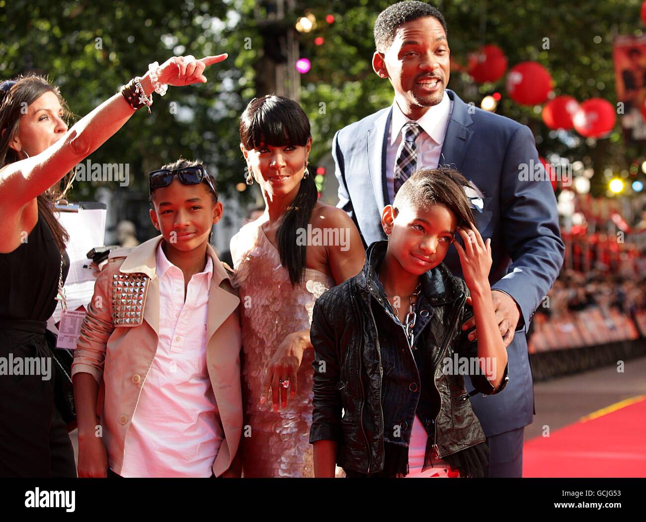 Will Smith avec sa femme Jada Pinkett-Smith et ses enfants Jaden Smith (à gauche) et Willow Smith (à droite) arrivant pour le premier Gala britannique du Karate Kid, à l'Odeon West End, Leicester Square, Londres. Banque D'Images