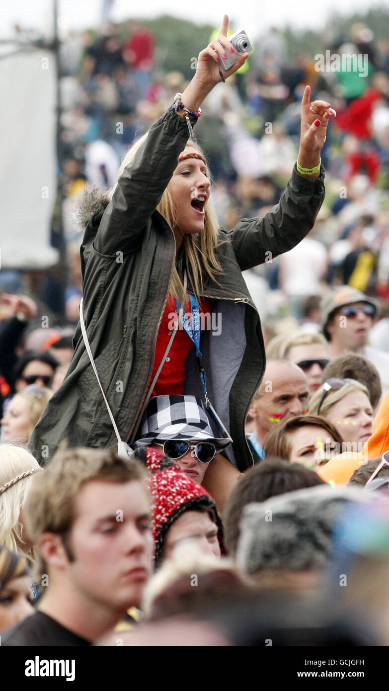 Les amateurs de festival regardent le Plan B sur la scène principale pendant le festival de musique RockNess près d'Inverness, en Écosse. Banque D'Images