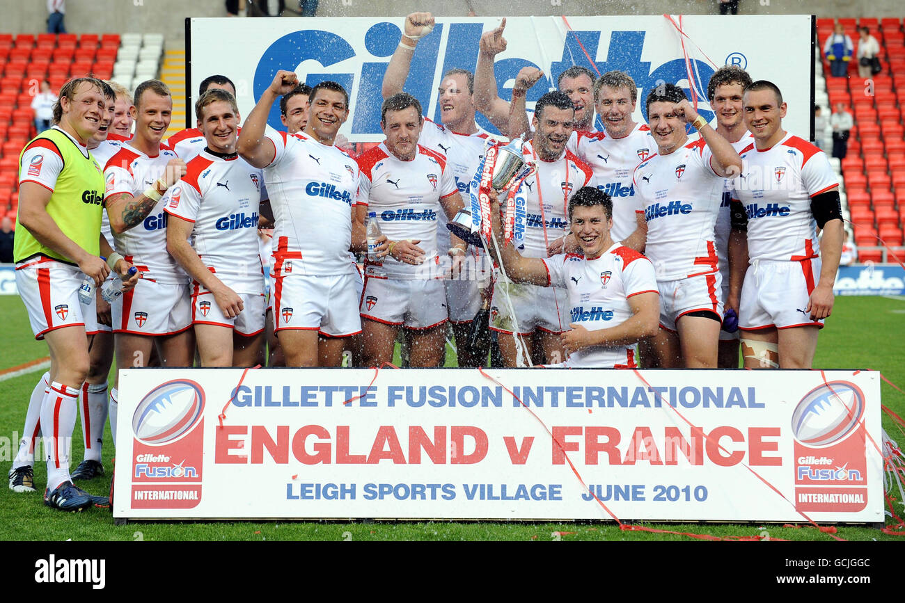 L'équipe d'Angleterre fête avec le trophée après leur victoire sur la France lors du match international au Leigh Sports Village, Manchester. Banque D'Images