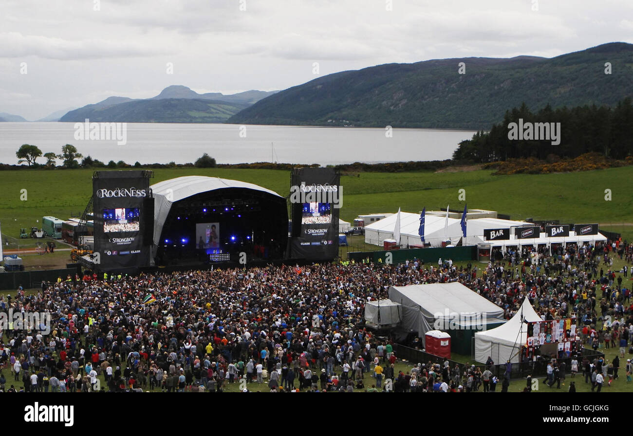 Festival de musique RockNess.Festival de la musique pendant le festival de musique RockNess avec Loch Ness dans le fond. Banque D'Images