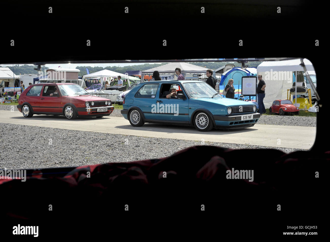 MK II VW Golfs peut être vu par la lunette arrière d'un campervan VW à Bristol Volksfest 2010. Banque D'Images MK II VW Golfs peut être vu par la lunette arrière d'un campervan VW à Bristol Volksfest 2010. Banque D'Images