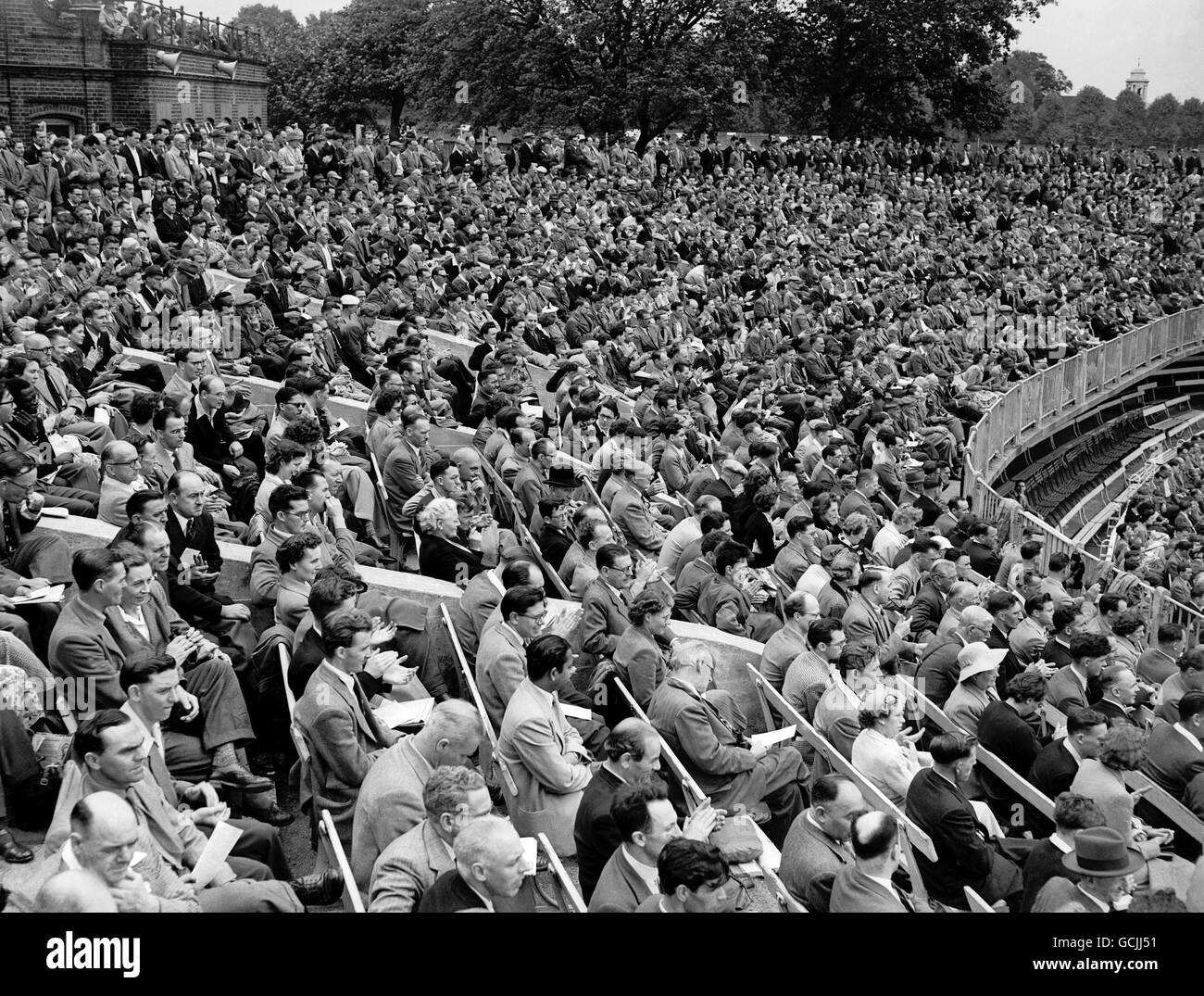 Cricket - Angleterre contre Afrique du Sud - 2e Test - terrain de cricket de Lord.Une vue de la foule regardant le jeu Banque D'Images