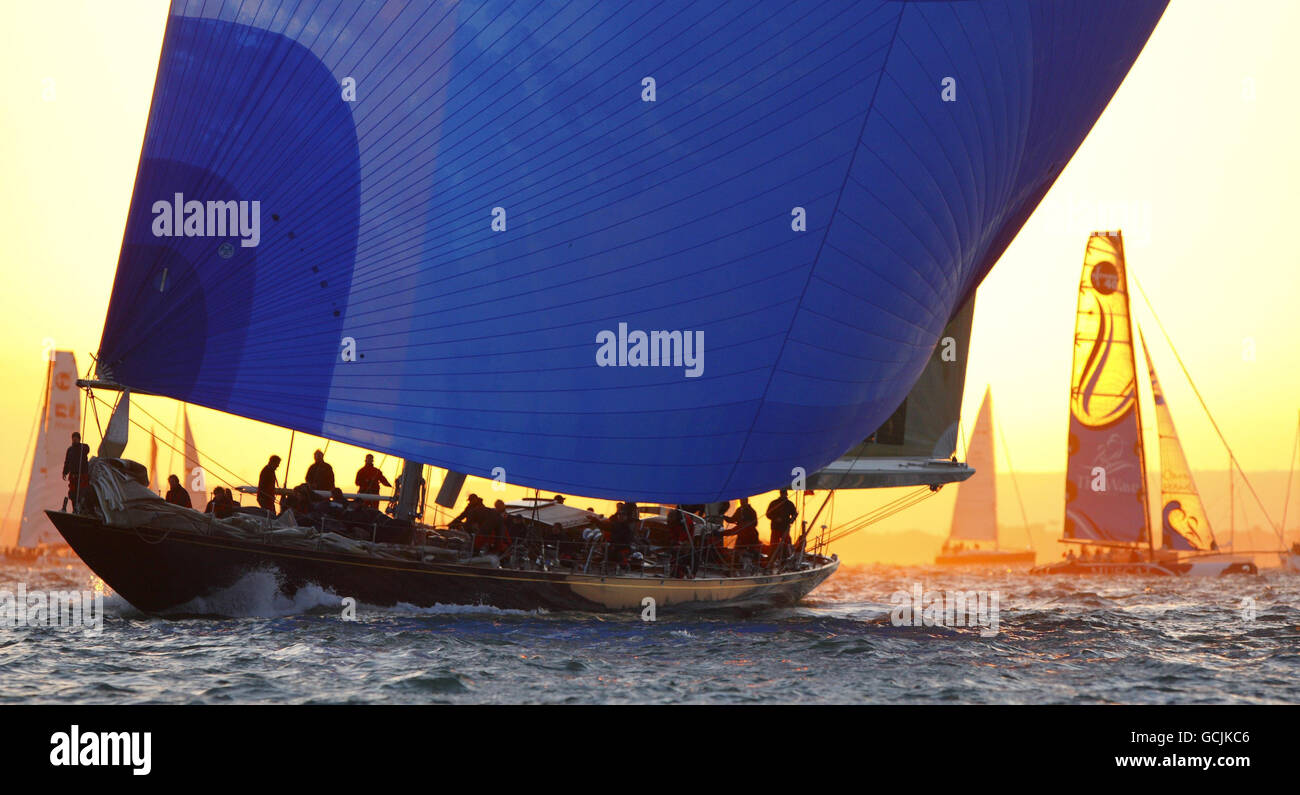 Le yacht J Class Velsheda quitte le départ lors de la JP Morgan Asset Management Round the Island Race. Banque D'Images