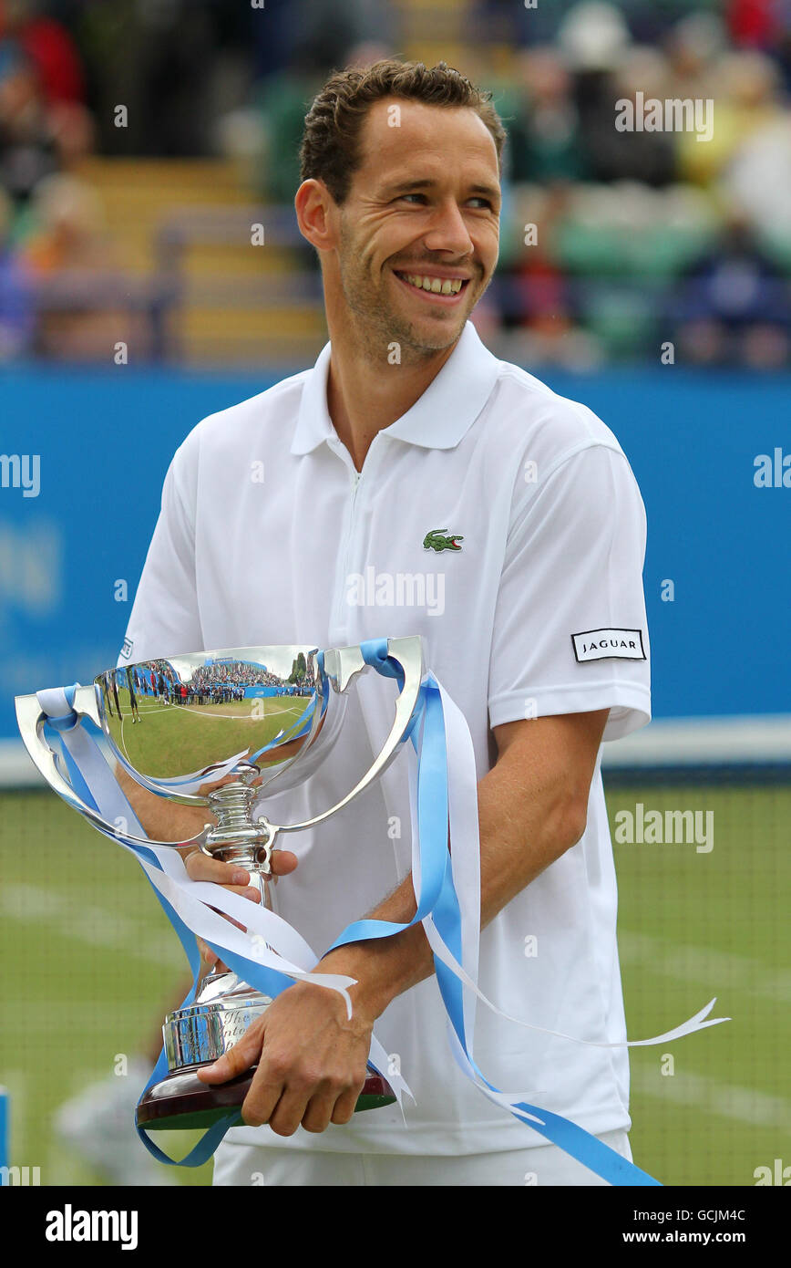 Michael Llodra en France a remporté le trophée des gagnants après la victoire contre Guillermo Garcia-Lopez en Espagne dans la finale de l'AEGON International au Parc Devonshire, Eastbourne. Banque D'Images