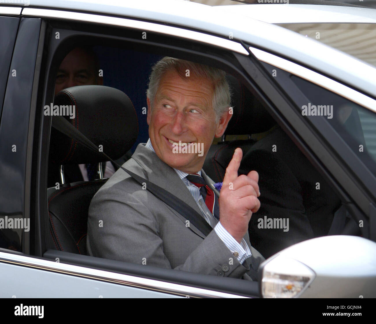 Le Prince de Galles conduit une Ford C-Max à l'usine de moteurs Ford près de Bridgend, dans le sud du pays de Galles. Charles commence aujourd'hui une longue visite d'une semaine de la principauté - seule. Sa visite annuelle d'été au pays de Galles durera une semaine complète pour la première fois cette année. Banque D'Images