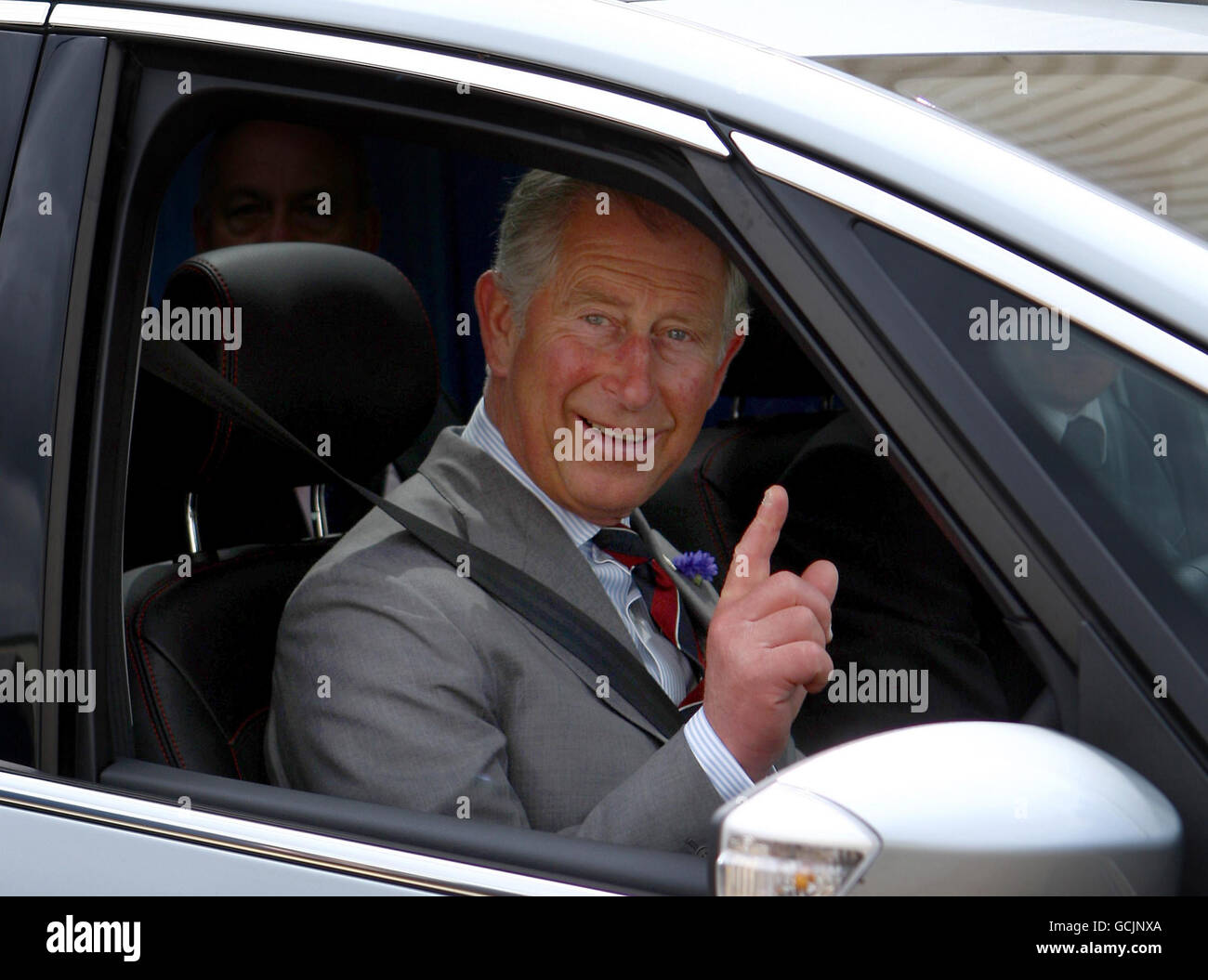 Le Prince de Galles conduit une Ford C-Max à l'usine de moteurs Ford près de Bridgend, dans le sud du pays de Galles. Charles commence aujourd'hui une longue visite d'une semaine de la principauté - seule. Sa visite annuelle d'été au pays de Galles durera une semaine complète pour la première fois cette année. Banque D'Images