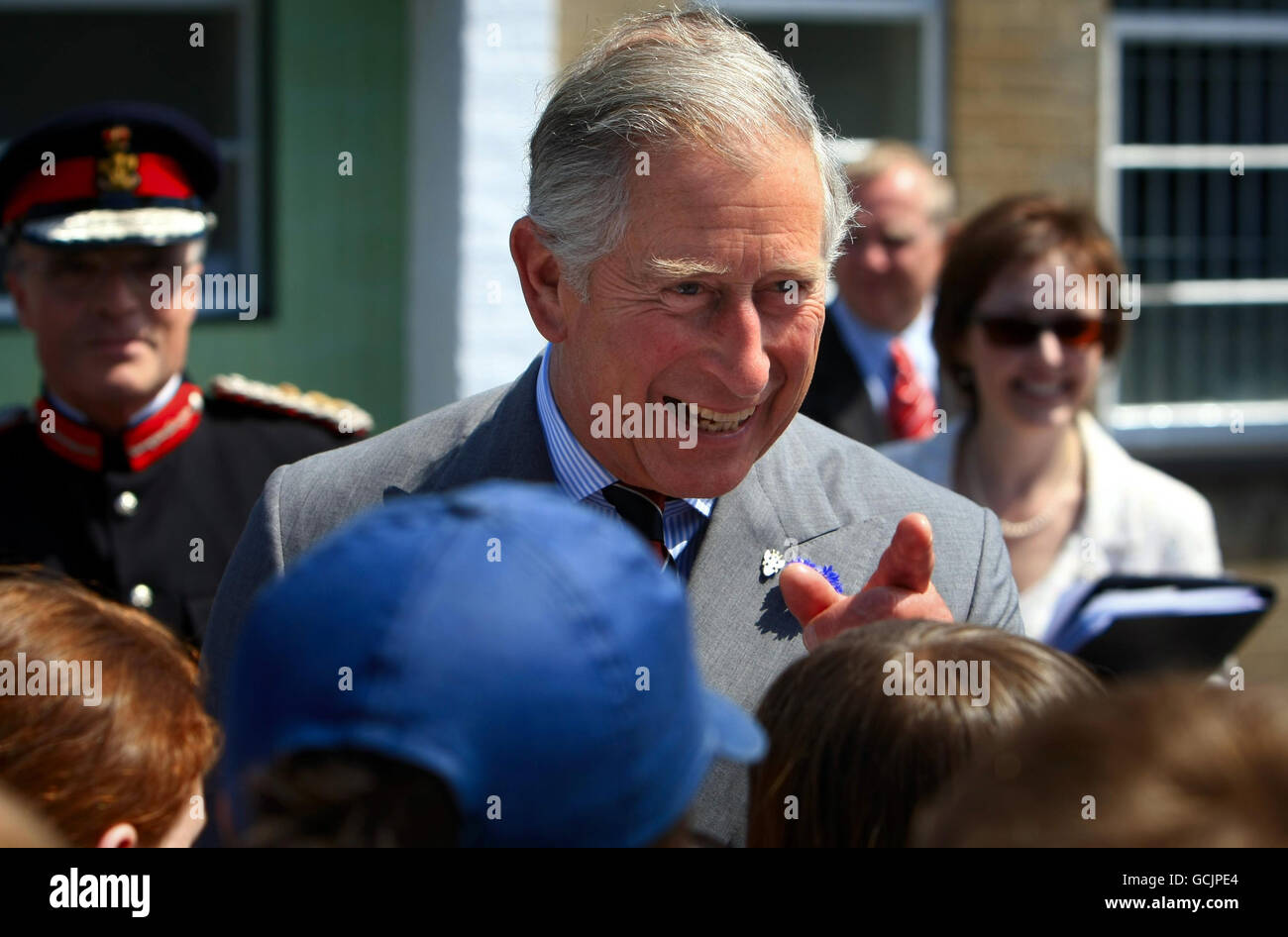 Le Prince de Galles rencontre des écoliers et des wellwishers à l'extérieur de l'usine de bonneterie de Corgi à Ammanford, dans le sud du pays de Galles, lors de sa visite annuelle d'été au pays de Galles. Banque D'Images