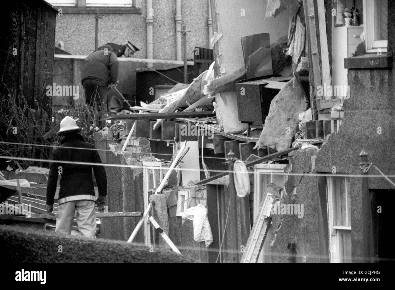 Les membres des services de sauvetage font des recherches parmi les ruines de maisons de Lockerbie pour les victimes de l'écrasement d'avion de Pan Am jumbo. Banque D'Images