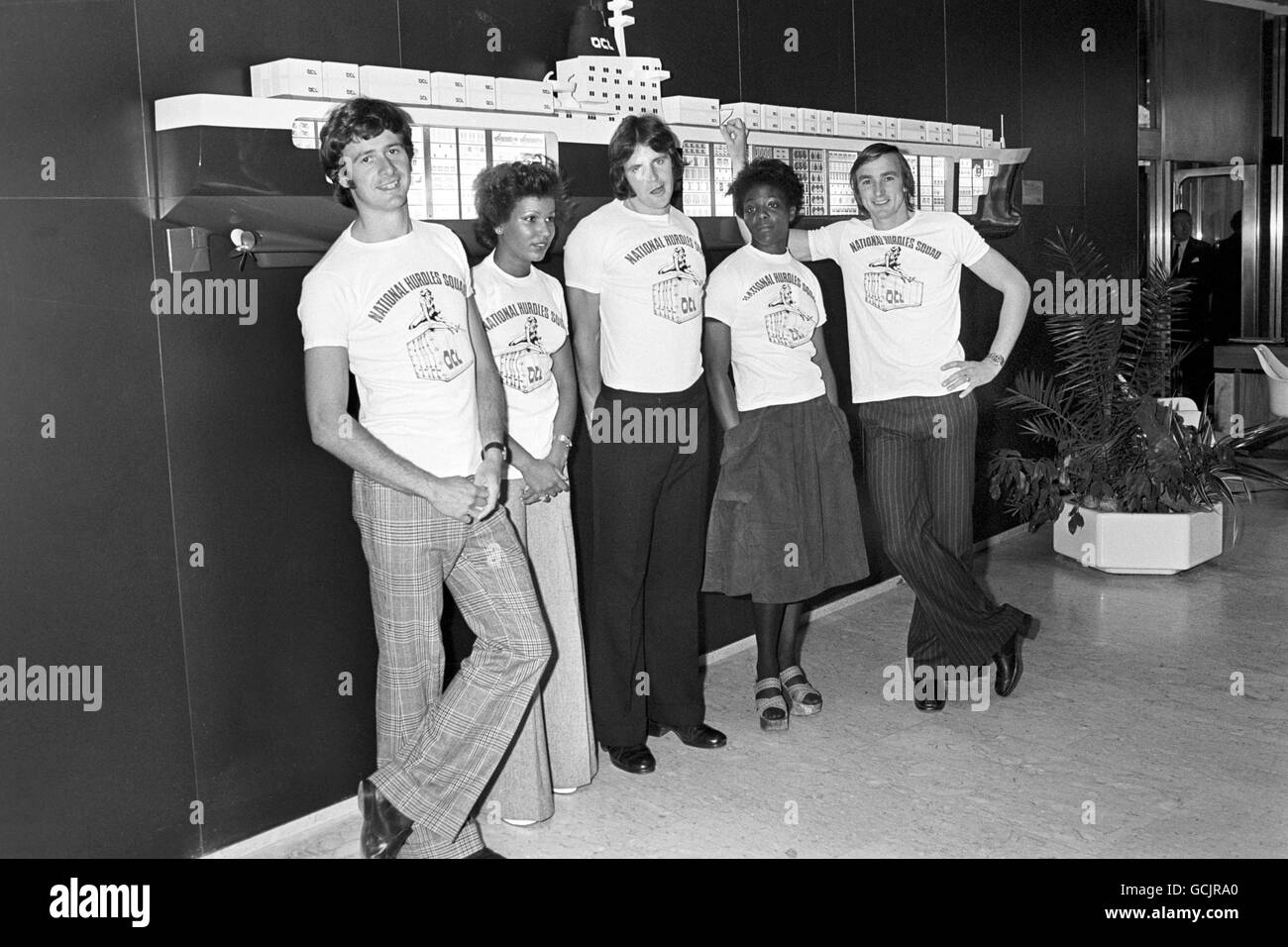 172861-1 pour une fois avec les deux pieds sur le sol, les membres de la British National haies Squad à Londres aujourd'hui. Il s'agit, de gauche à droite, de Berwyn Price, de Sharon Colyear, de Bill Hartley, de Blondlle Thompson et d'Alan Pascoe, le champion d'Europe. Banque D'Images