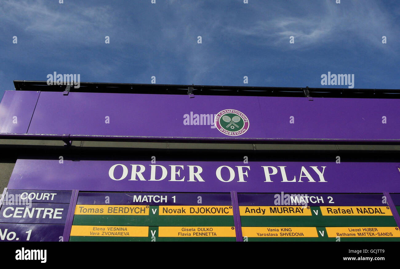 The Order of Play avec Andy Murray jouant à Rafael Nadal pendant la onzième journée des Championnats de Wimbledon 2010 au All England Lawn tennis Club, Wimbledon. Banque D'Images