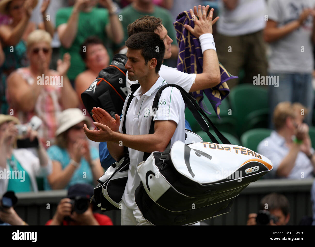 Le Novak Djokovic (à gauche) de Serbie se déroute après avoir été vaincu Par Tomas Berdych (à droite) de la République tchèque dans la partie Mens finale Banque D'Images