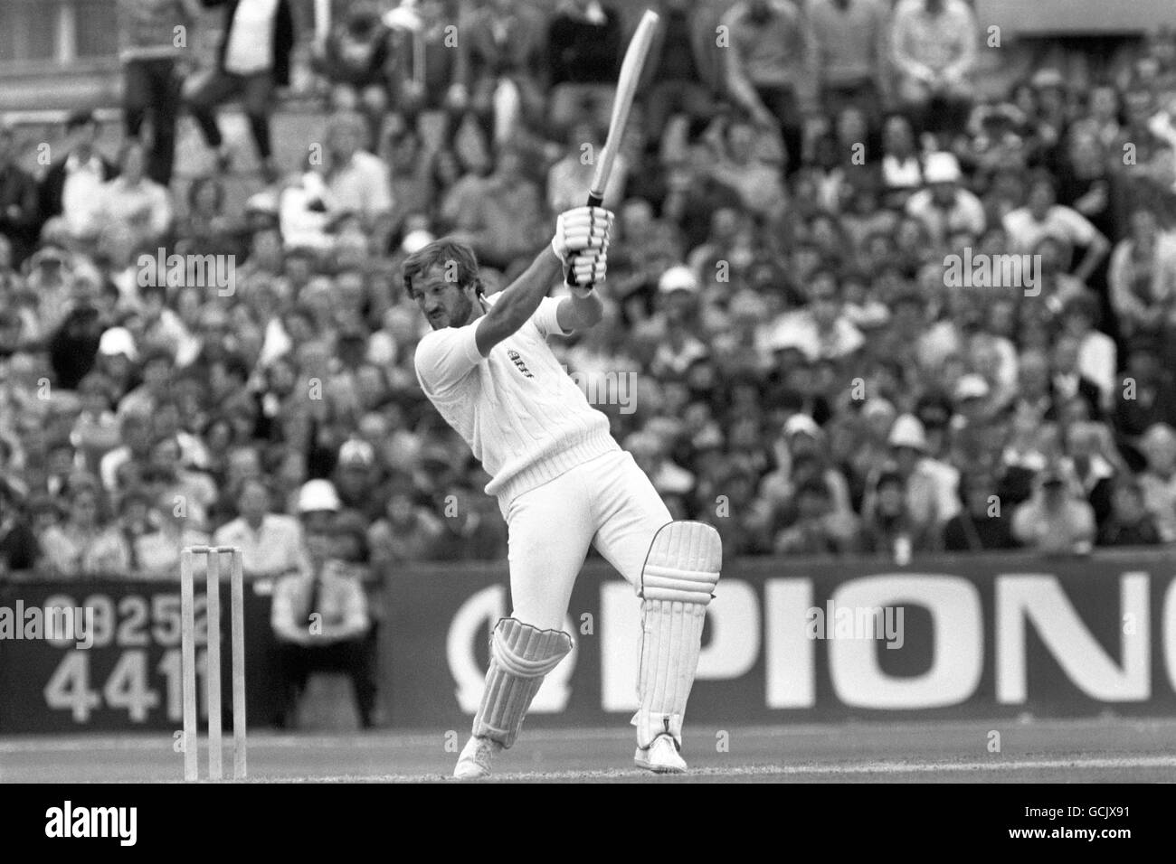 Cricket - les cendres - Cinquième épreuve - troisième jour - Angleterre / Australie - Old Trafford, Manchester.Ian Botham, batting pour l'Angleterre sur son chemin pour faire 118 Banque D'Images