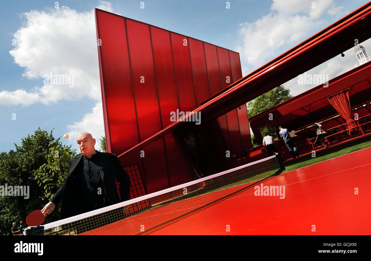 L'architecte français Jean nouvel joue au tennis de table alors qu'il inspecte sa conception pour le pavillon de la Galerie Serpentine à Kensington Gardens, Londres. Banque D'Images