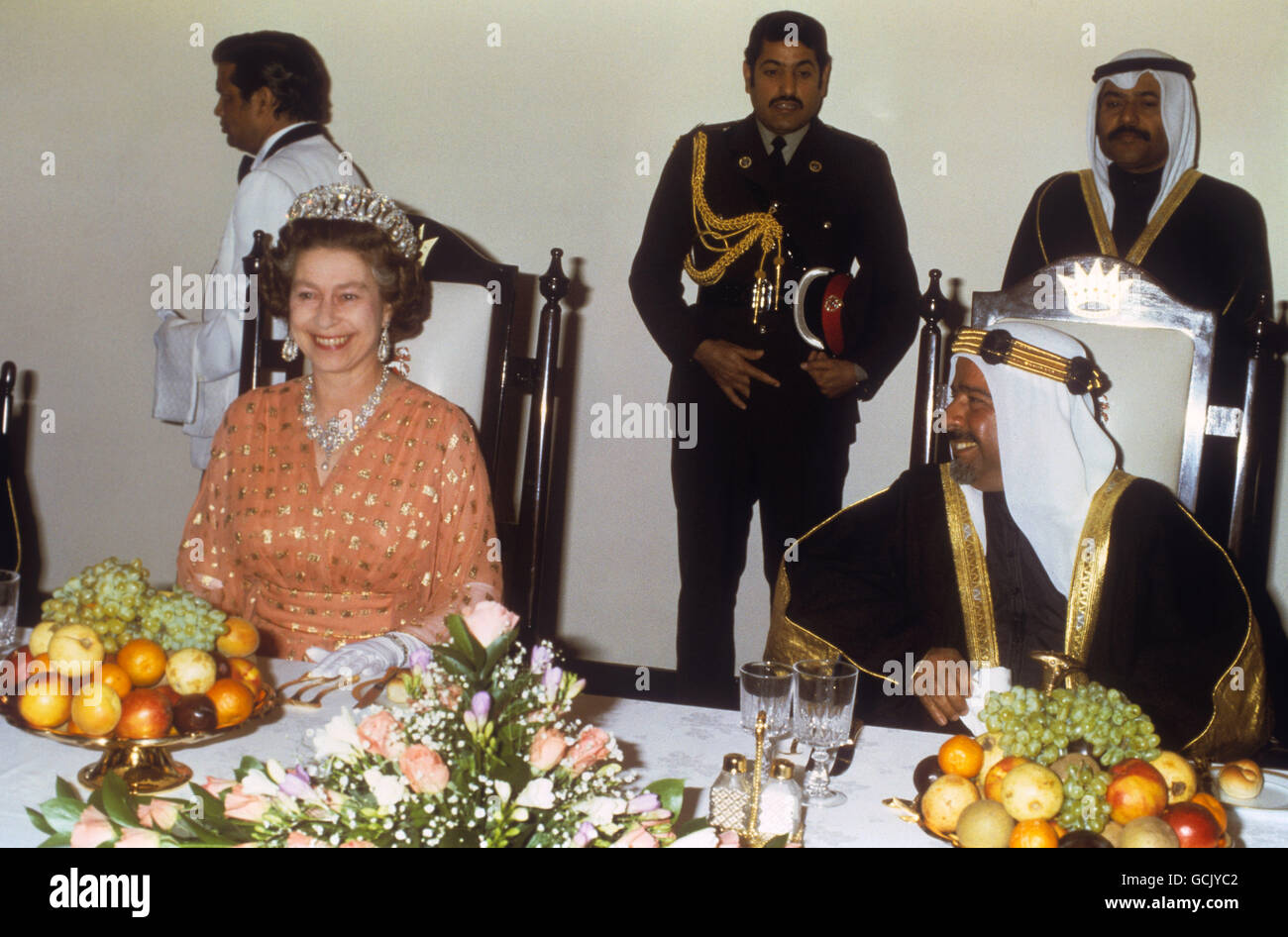 La reine Elizabeth II avec le Cheikh Zaid bin Sultan al-Nahayyan, dirigeant d'Abu Dhabi et président des Émirats arabes Unis, et le prince héritier, sont partis à bord du British Royal Yacht Britannia pour dîner. Banque D'Images