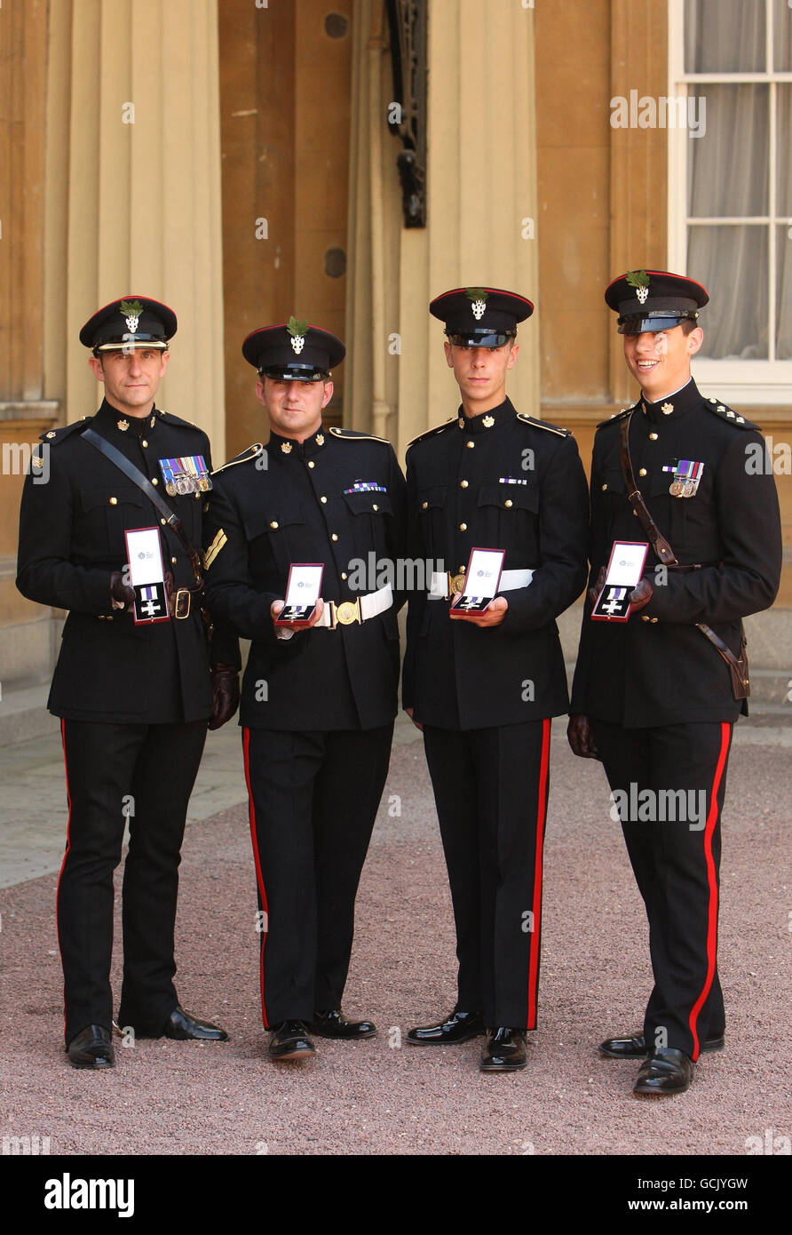 (De gauche à droite) le Major Neil Grant, le Caporal Craig Adkin, le Soldat Alexander Kennedy et le Capitaine Ed Brown, tous du Régiment Mercian, qui ont reçu la Croix militaire par le Prince de Galles lors d'une cérémonie d'investiture au Palais de Buckingham, à Londres. Banque D'Images