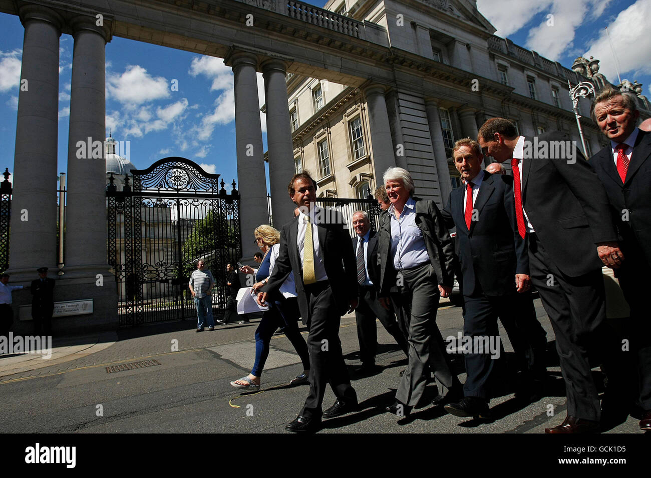 Le dirigeant de Fine Gael, Enda Kenny (au centre à droite), à l'extérieur des bâtiments gouvernementaux, en route pour dévoiler son nouveau banc de front lors d'un briefing de presse à l'hôtel Merrion, à Dublin. Banque D'Images