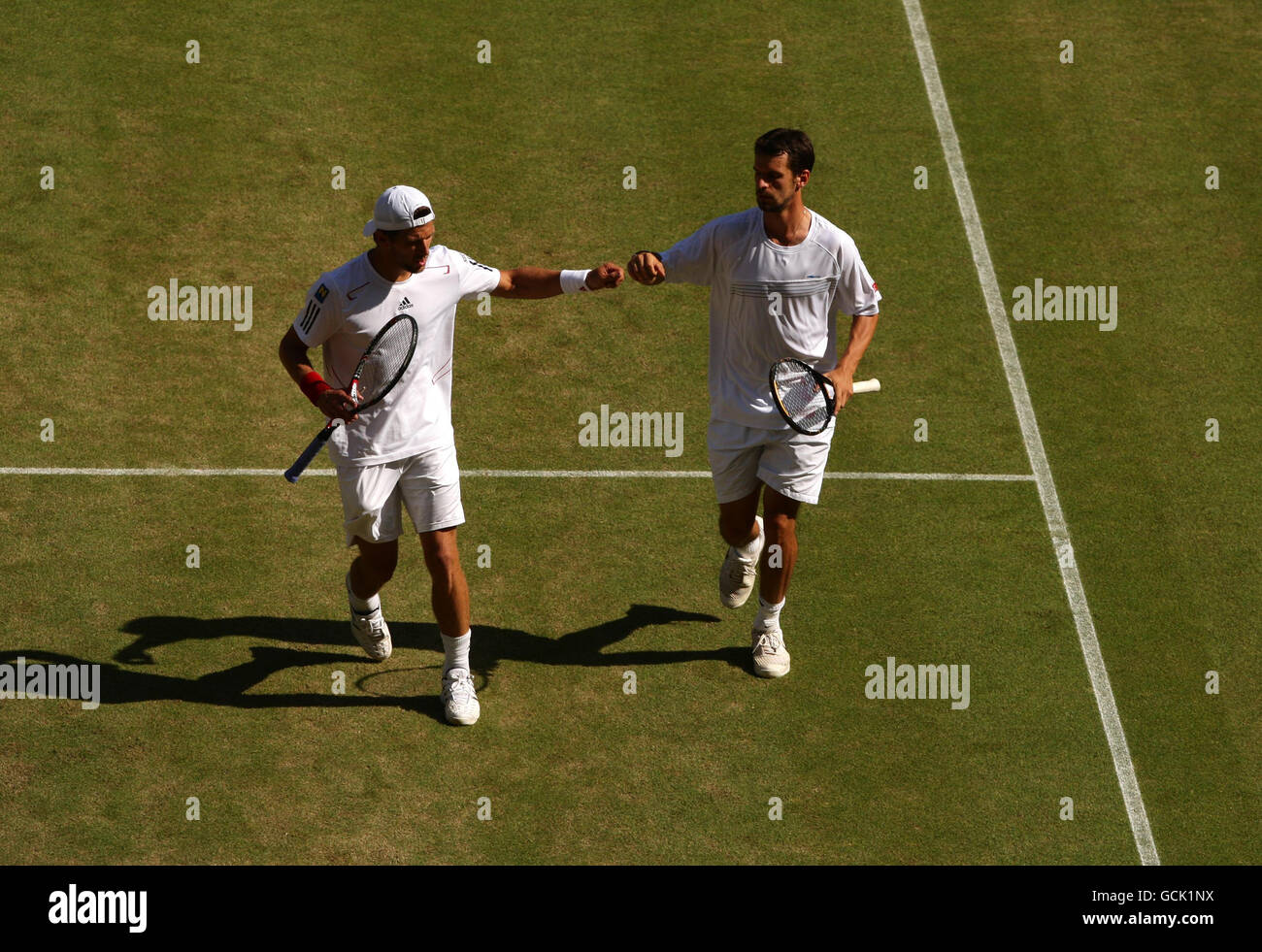 Jurgen Melzer en Autriche et Philipp Petzschner en Allemagne célèbrent leur match contre Robert Lindstedt en Suède et Horia Tecau en Roumanie lors de la finale des doubles Glentlemens le 12 e jour des Championnats de Wimbledon 2010 au All England Lawn tennis Club, Wimbledon. Banque D'Images