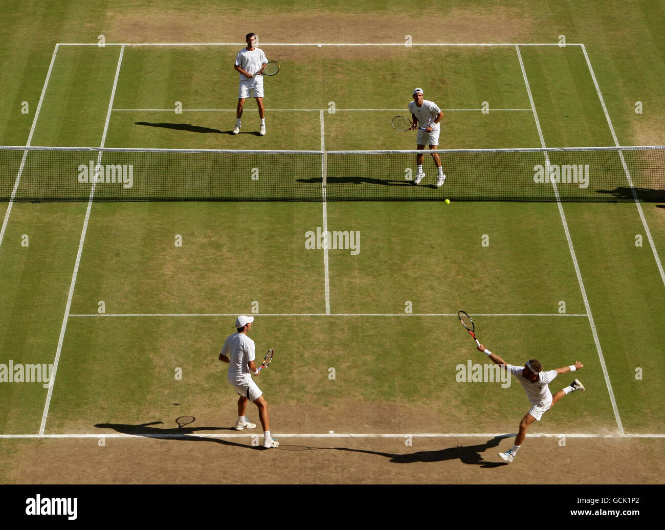 Jurgen Melzer en Autriche et Philipp Petzschner en Allemagne en action contre Robert Lindstedt en Suède et Horia Tecau en Roumanie lors de la finale des doubles Glentlemens le jour 12 des Championnats de Wimbledon 2010 au All England Lawn tennis Club, Wimbledon. Banque D'Images