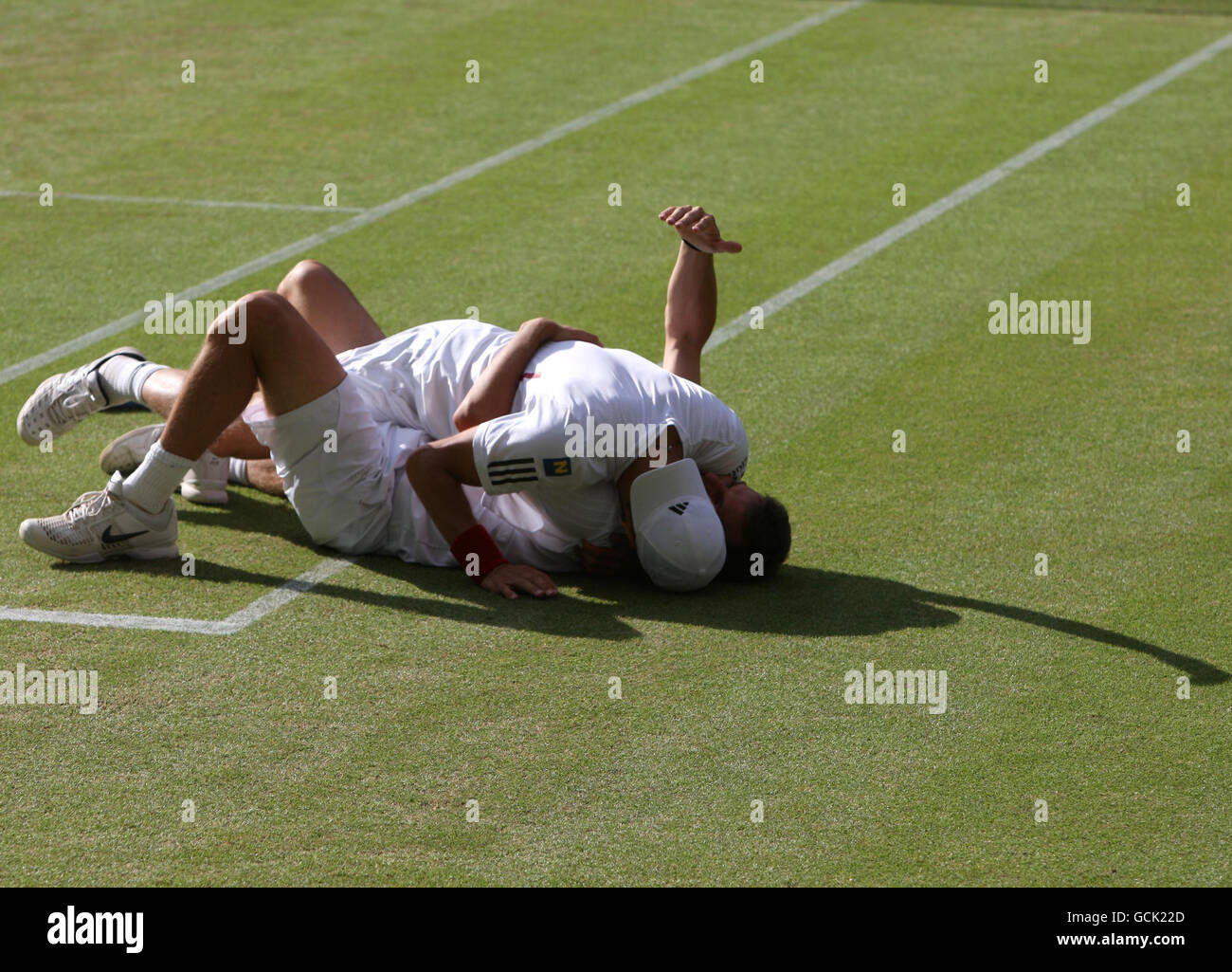 Jurgen Melzer en Autriche et Philipp Petzschner célèbrent leur victoire sur Robert Lindstedt en Suède et sur Horia Tecau en Roumanie lors de la finale des doubles Gentlemens le 12 e jour des Championnats de Wimbledon 2010 au All England Lawn tennis Club, Wimbledon. Banque D'Images