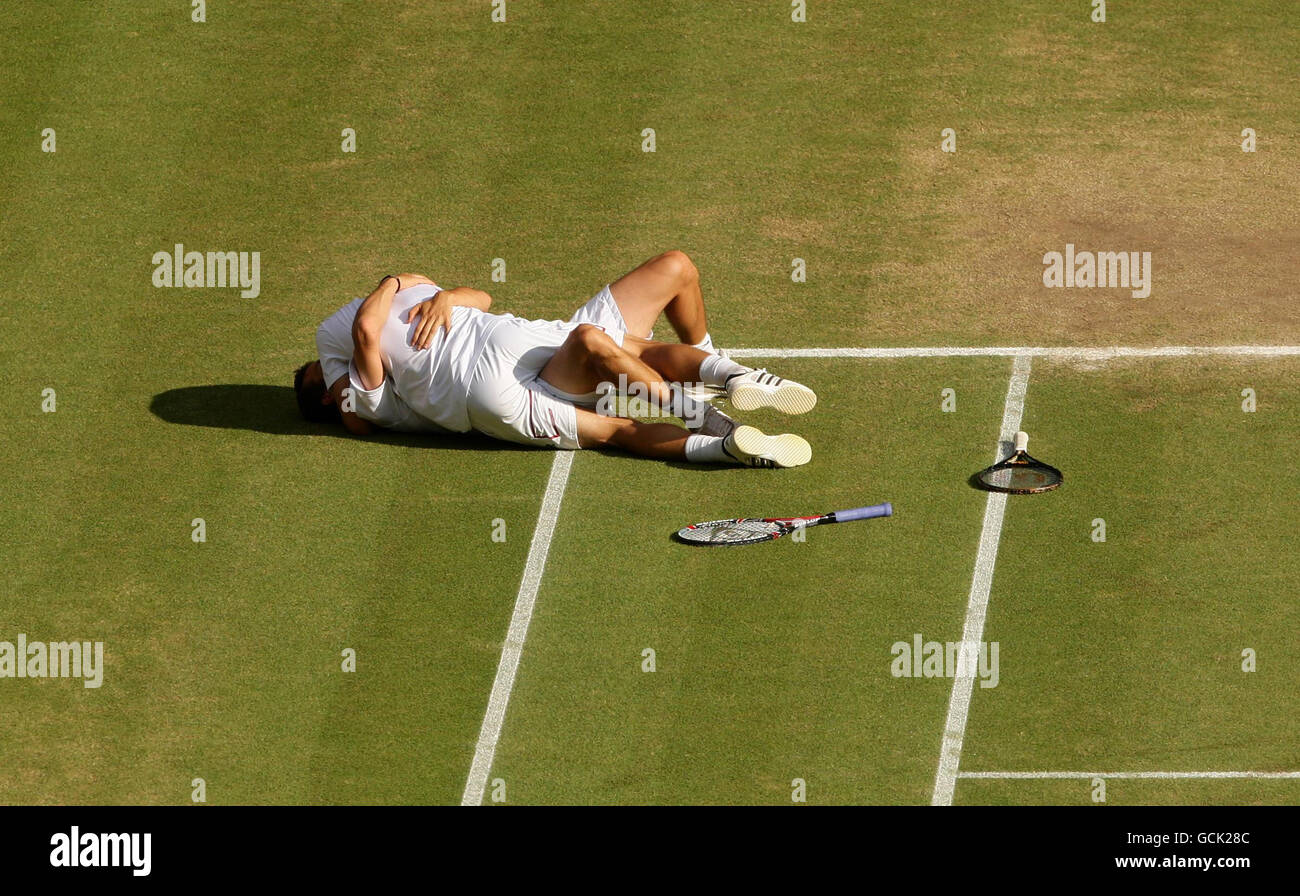 Jurgen Melzer en Autriche et Philipp Petzschner célèbrent leur victoire sur Robert Lindstedt en Suède et sur Horia Tecau en Roumanie lors de la finale des doubles Gentlemens le 12 e jour des Championnats de Wimbledon 2010 au All England Lawn tennis Club, Wimbledon. Banque D'Images