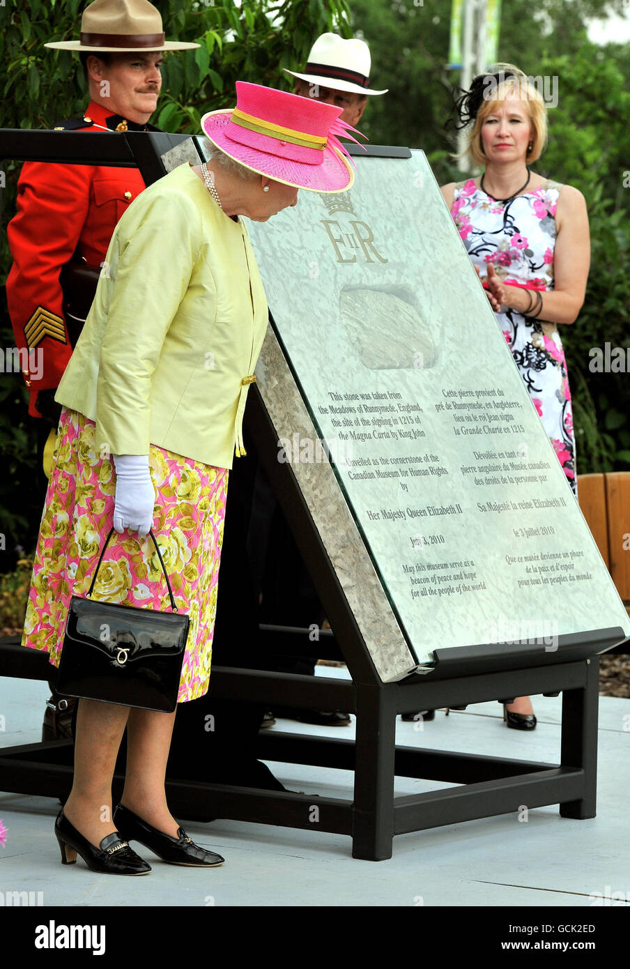 La reine Elizabeth II de Grande-Bretagne lit l'inscription après avoir dévoilé une pierre angulaire du nouveau Musée des droits de la personne, dans le cadre de sa visite à Winnipeg, au Canada. Banque D'Images