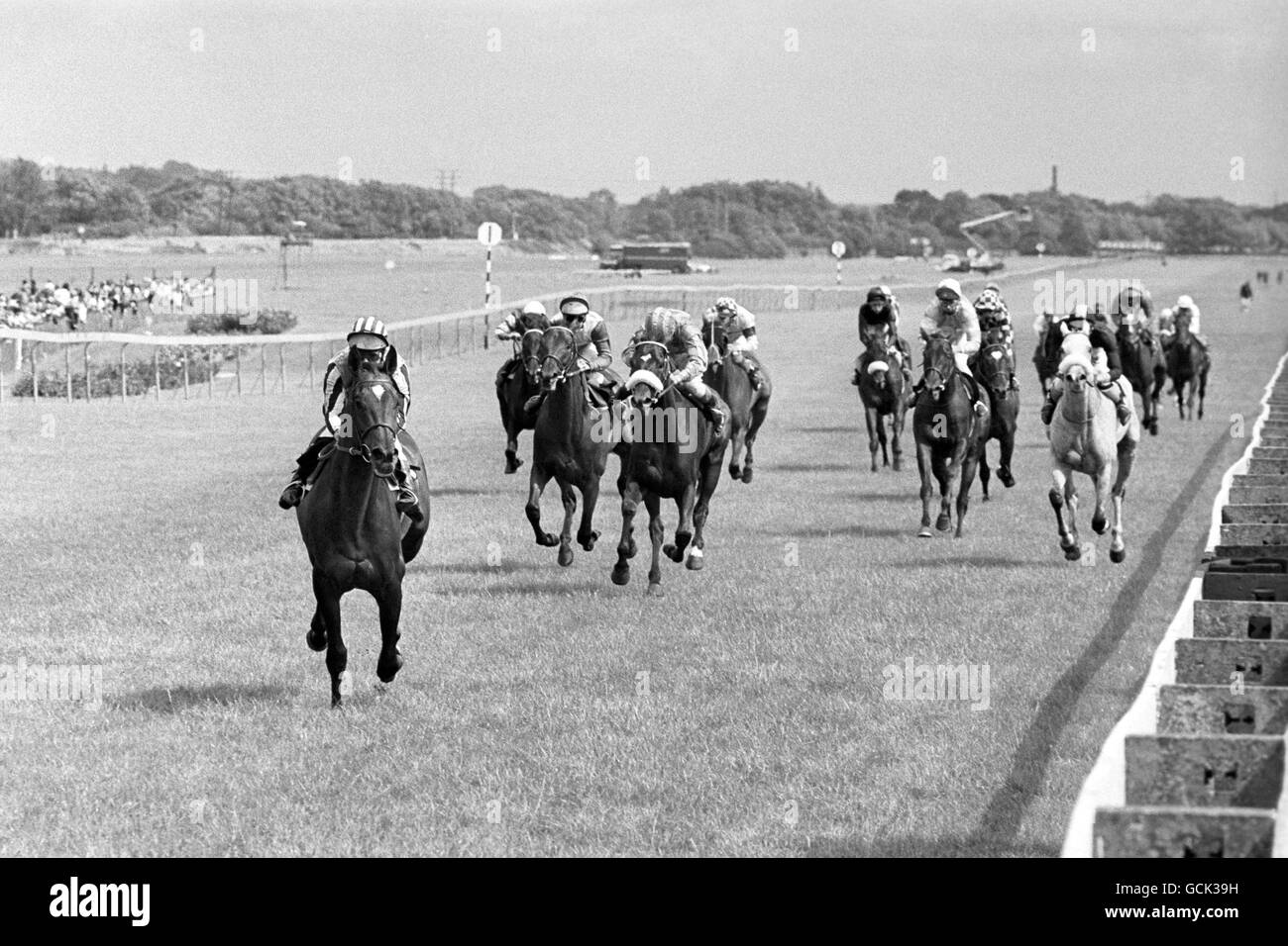 Courses hippiques - le championnat Crown plus Two Apprentice - Hippodrome de Newbury.Outrage, monté par Keven Smith, gagnant de Tornado Prince (John Lowe up) et de la baie de Baffin (Ian Johnson up) Banque D'Images