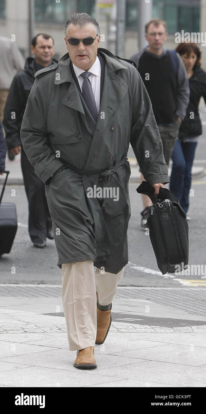 Le journaliste britannique Ian Bailey arrive à la haute Cour de Dublin pour son cas d'extradition suite à l'assassinat de la cinéaste française Sophie Toscan du Plantier. Banque D'Images
