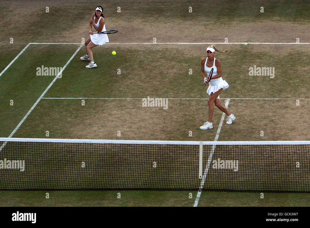 Anna Kournikova (r) de Russie en action sur l'invitation des Dames Match avec Martina Hingis, partenaire suisse, contre Tracy Austin, USA Et Kathy Rinaldi-Stunkel Banque D'Images