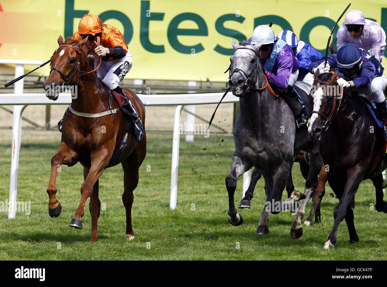 Premio Loco, monté par George Baker (à gauche), remporte clairement les totesport.com points du mille d'été lors du toteSport Summer Mile Day à l'hippodrome d'Ascot, à Ascot. Banque D'Images