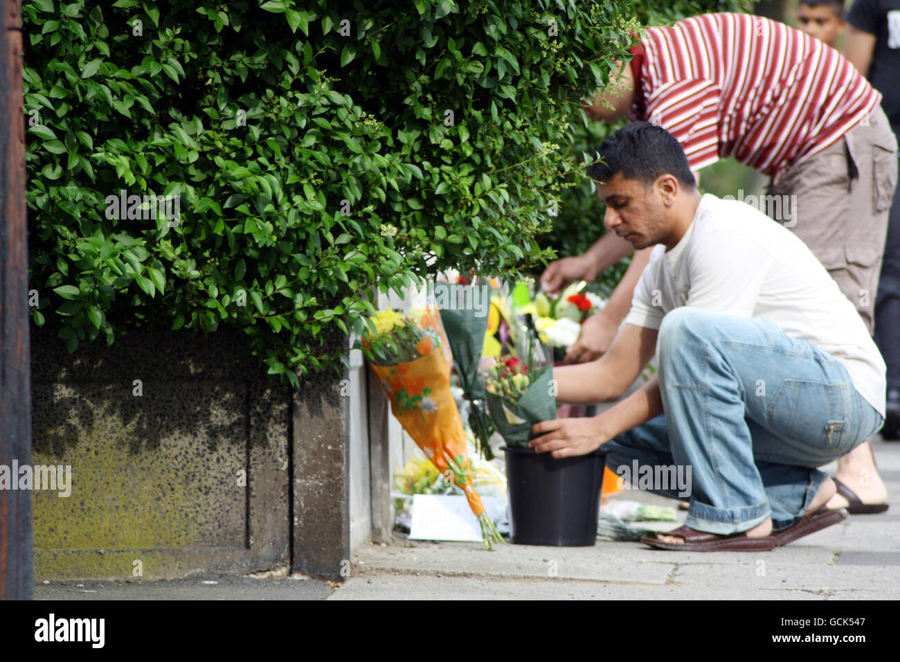 Les gens déposent des fleurs à l'extérieur de la maison de Raoul Moat à Fenham, Newcastle, après sa mort dans les premières heures de ce matin. Banque D'Images