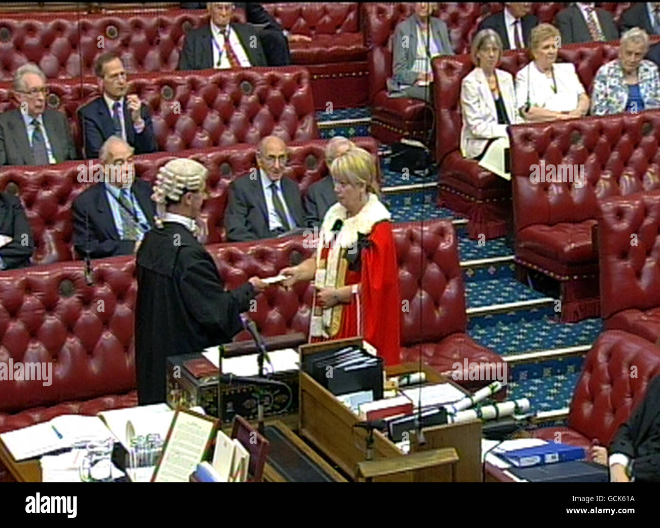 Helen Newlove, veuve du père de trois Garry Newlove assassiné, prend son siège à la Chambre des Lords, à Londres, en tant que collègue conservateur. La baronne Newlove, de Warrington, a fait campagne contre la violence liée à la boisson depuis que son mari a été renvoyé à mort par une bande d'adolescents en août 2007. Banque D'Images