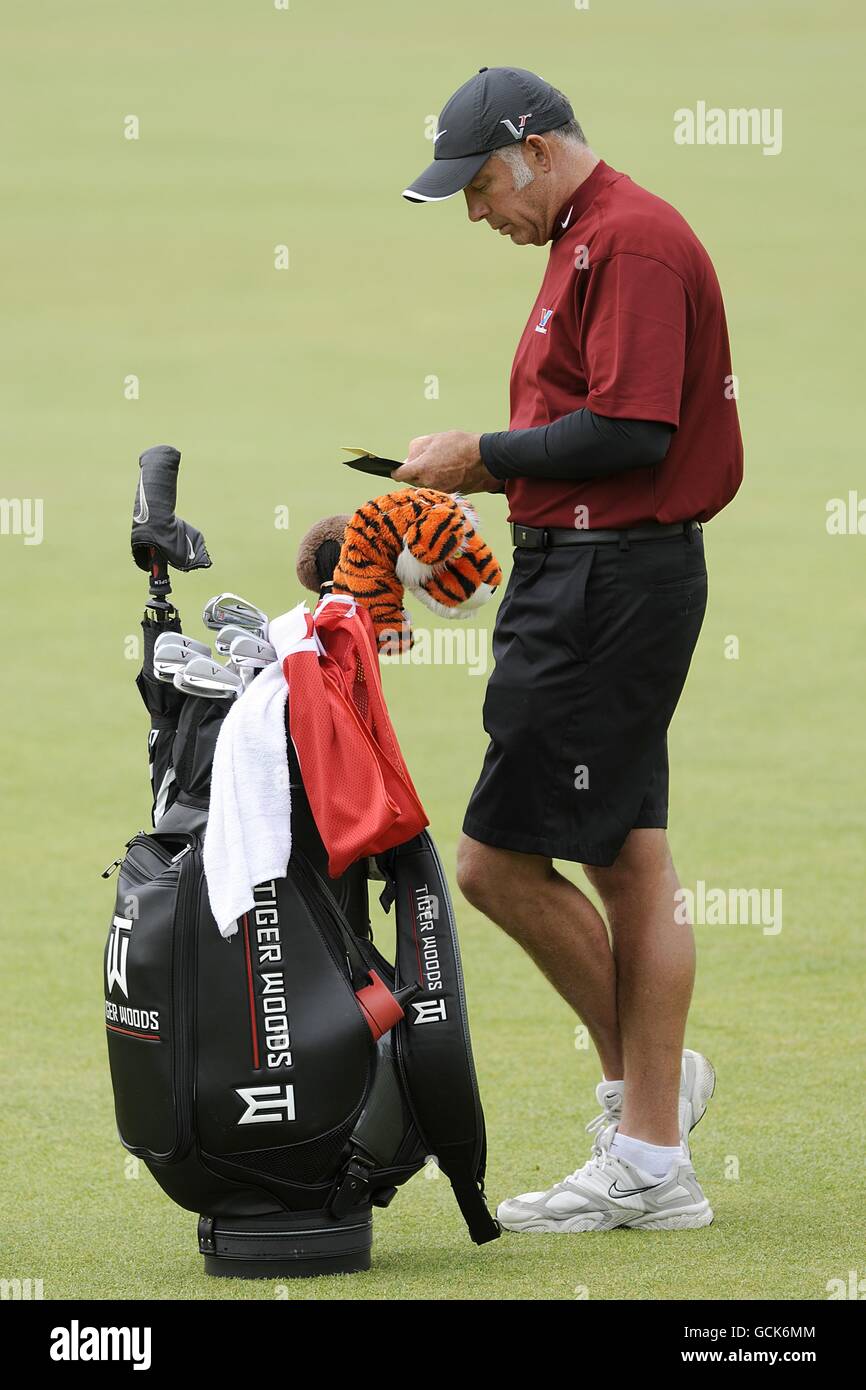 Le joueur de golf américain Tiger Wood, le caddie Steve Williams, garde le score pendant Première partie du Championnat d'Open 2010 à St Andrews Banque D'Images