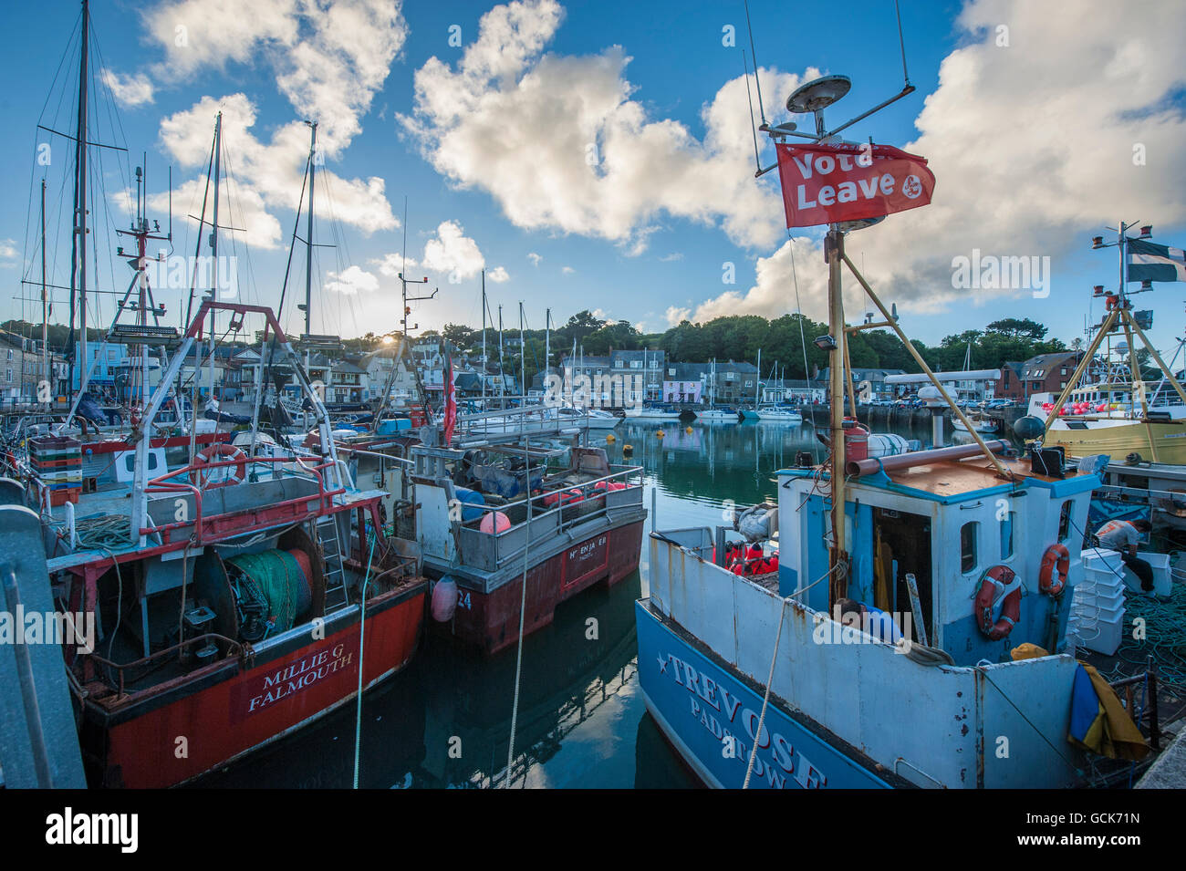 Brexit quitter les drapeaux sur les bateaux de pêche de Cornouailles Banque D'Images