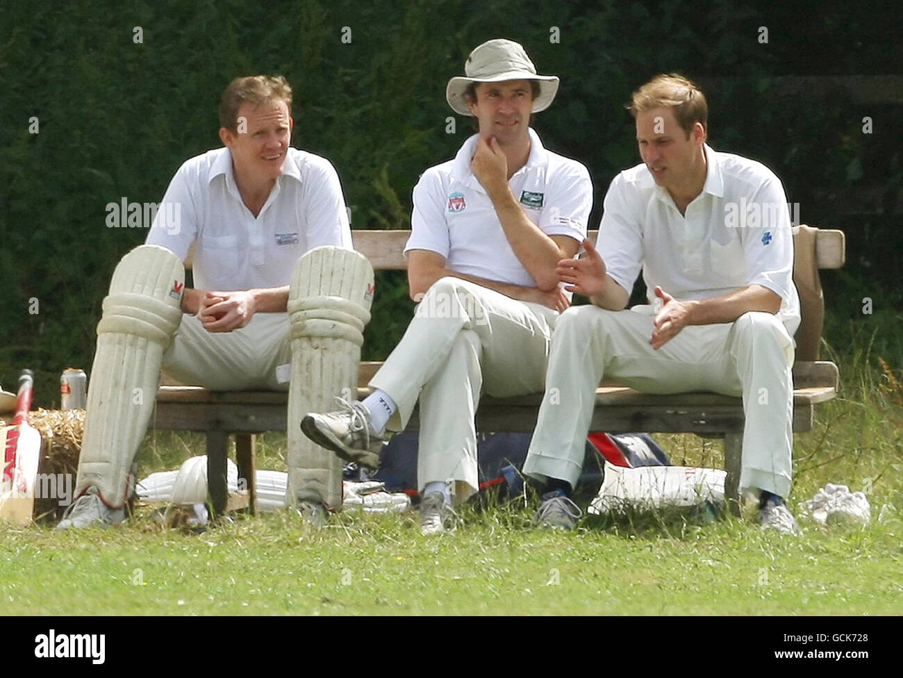 Le Prince William joue au cricket.Prince William (à droite) lors d'un match de cricket à l'abbaye de Bruern, Oxfordshire. Banque D'Images