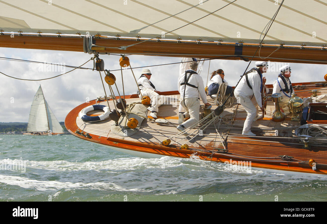 Le 1923 William Fife 19 mètres Mariquita mène Wings (à gauche) au début du troisième jour de la British Classic Yacht Club Panerai Cowes Regatta sur le Solent. Banque D'Images